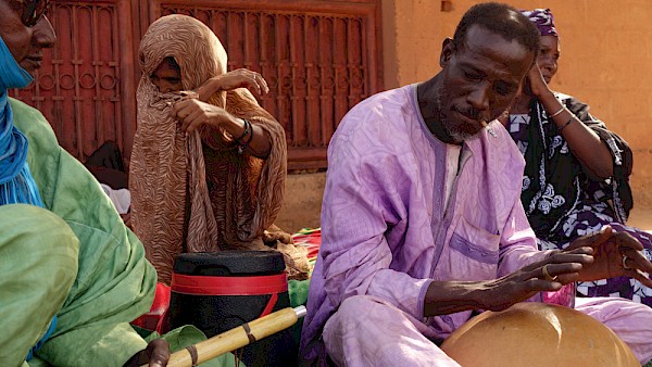 Mohamed Yaseen playing traditional takamba music in his neighborhood in Niamey, Niger: Photo by Markus Milcke