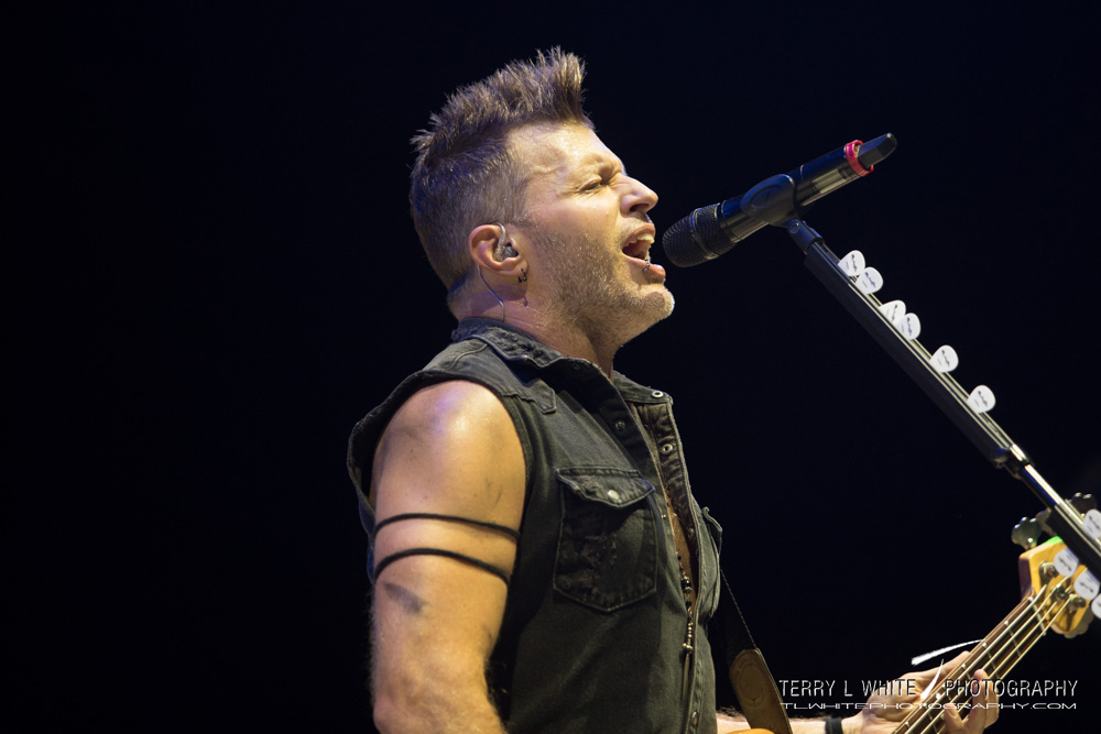 Three Days Grace, Sunlight Supply Amphitheater, photo by Terry White