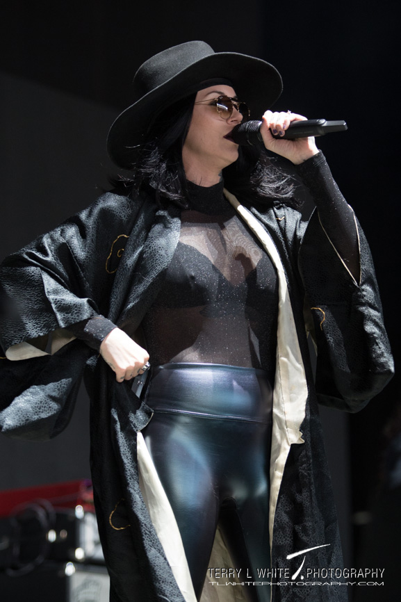 Dorothy, Sunlight Supply Amphitheater, photo by Terry White