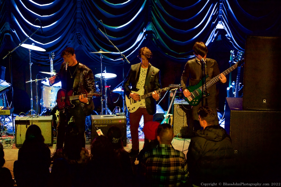 Animal Sun, Mission Theater, photo by John Alcala