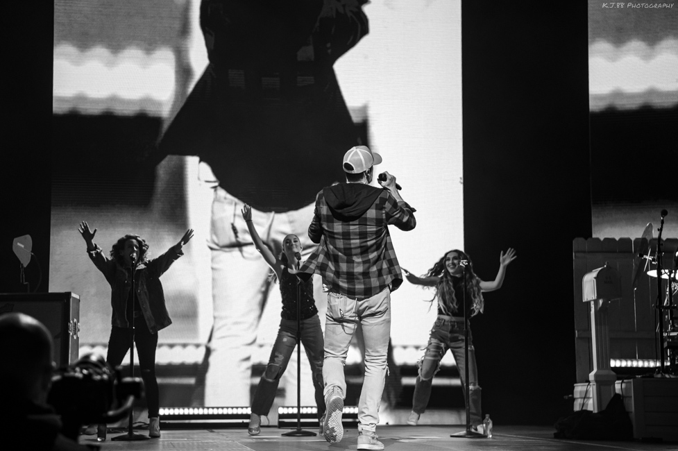 Walker Hayes, Moda Center, photo by Kevin Pettigrew