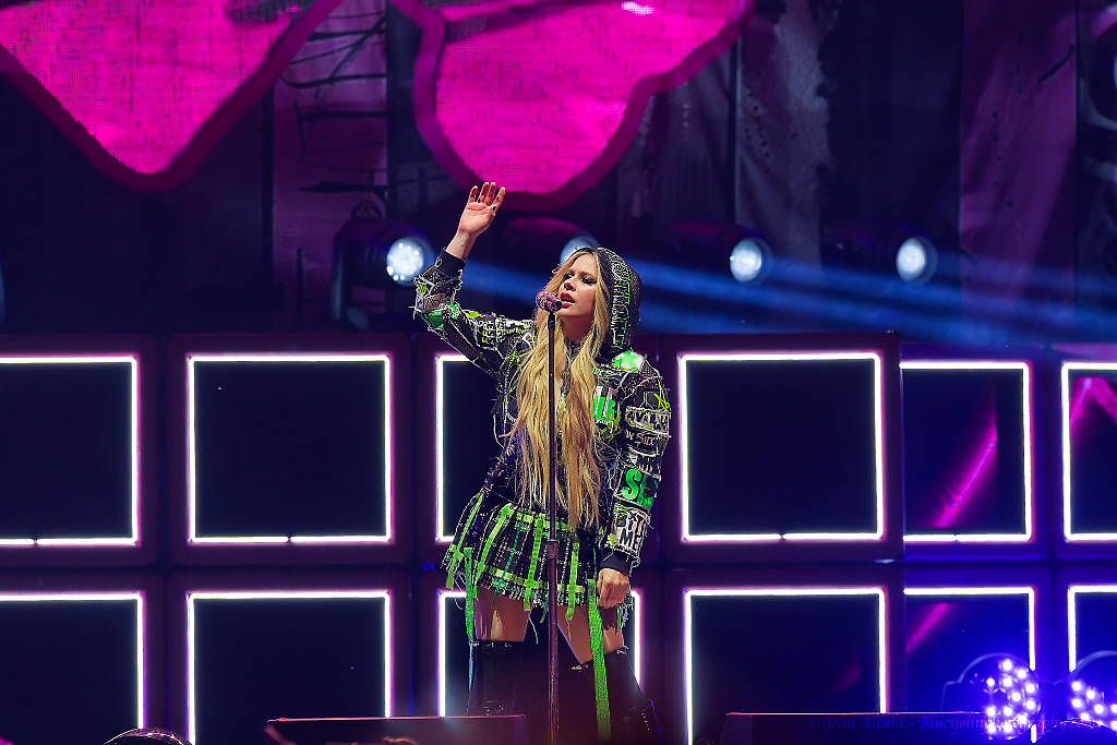 Avril Lavigne, RV Inn Style Resorts Amphitheater, photo by John Alcala