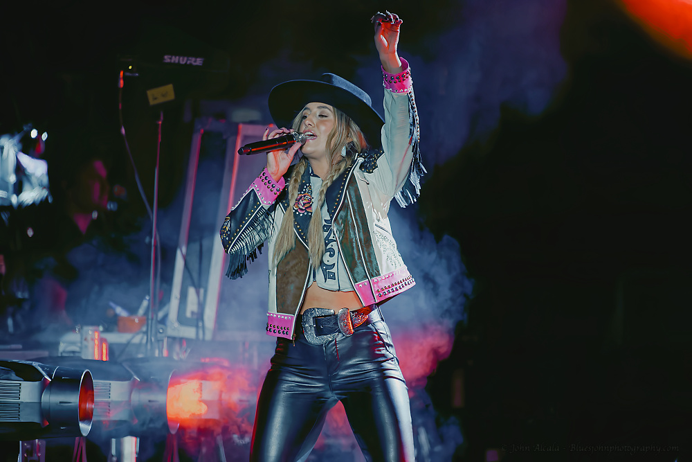 Lainey Wilson, RV Inn Style Resorts Amphitheater, photo by John Alcala