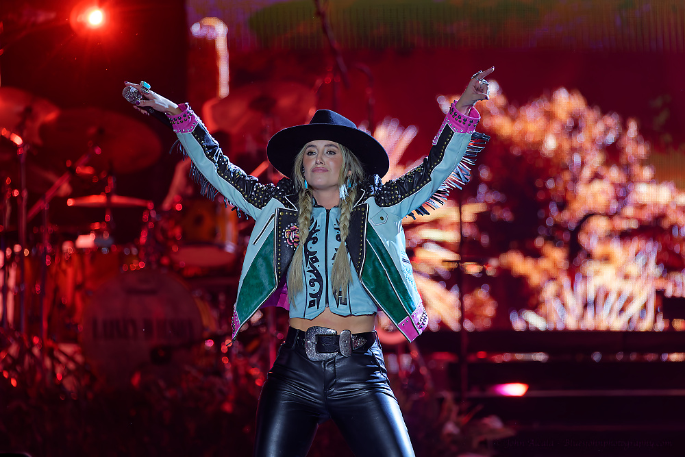 Lainey Wilson, RV Inn Style Resorts Amphitheater, photo by John Alcala
