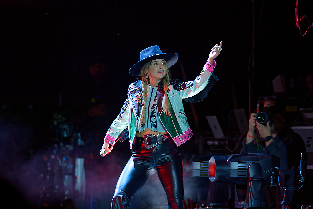 Lainey Wilson, RV Inn Style Resorts Amphitheater, photo by John Alcala