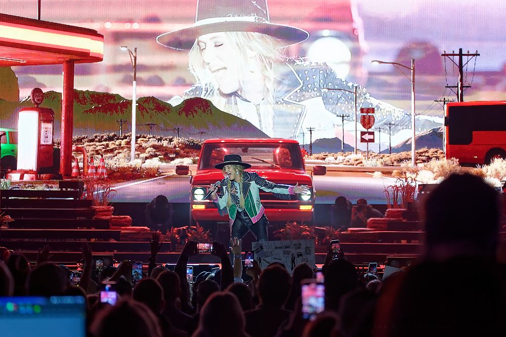 Lainey Wilson, RV Inn Style Resorts Amphitheater, photo by John Alcala