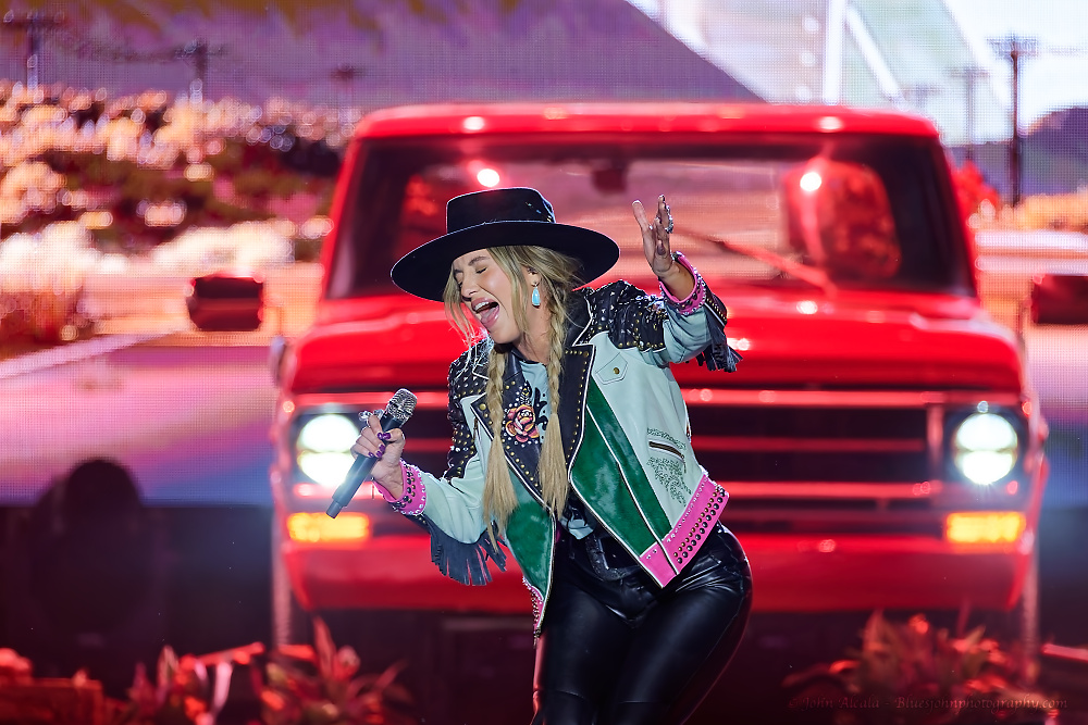Lainey Wilson, RV Inn Style Resorts Amphitheater, photo by John Alcala