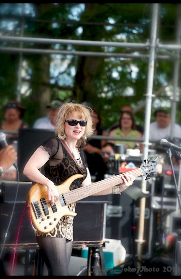 Lisa Mann at the 2014 Watefront Blues Festival—click to see a whole gallery of photos by John Alcala